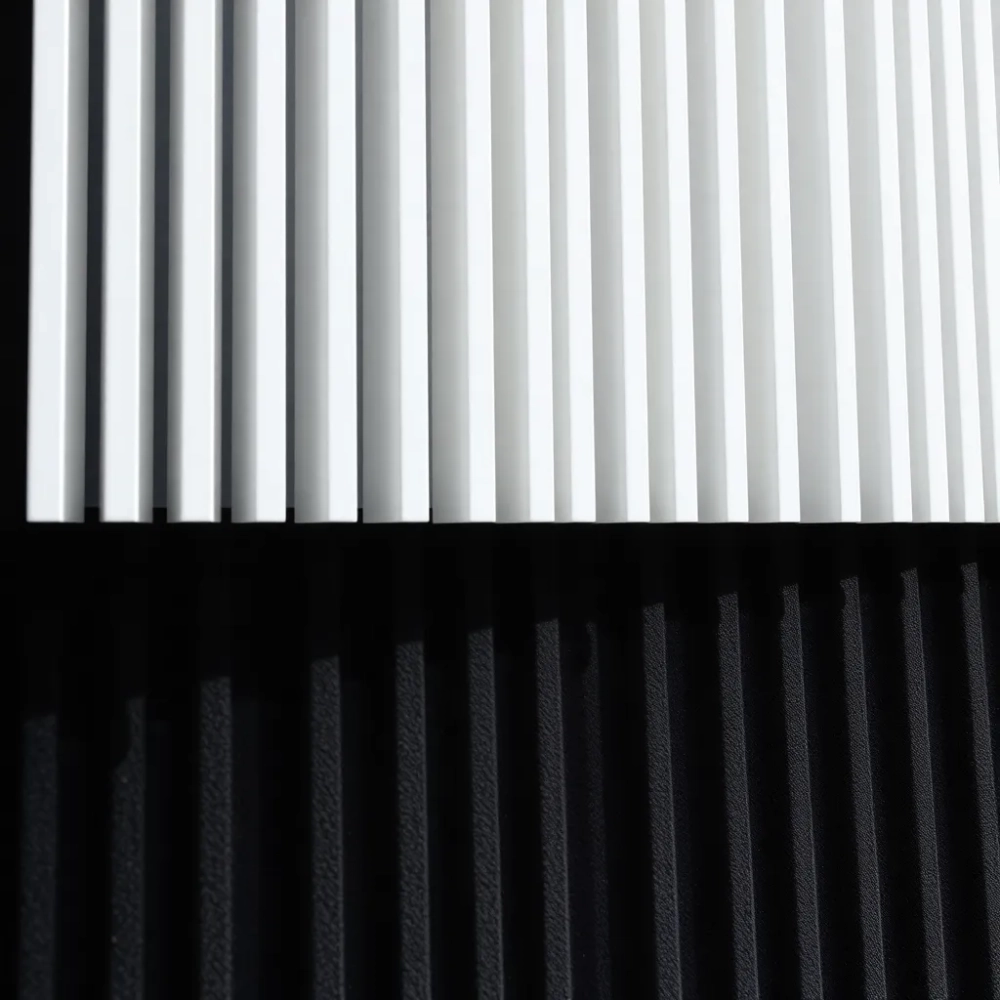 Białe lamele na czarnym filcu