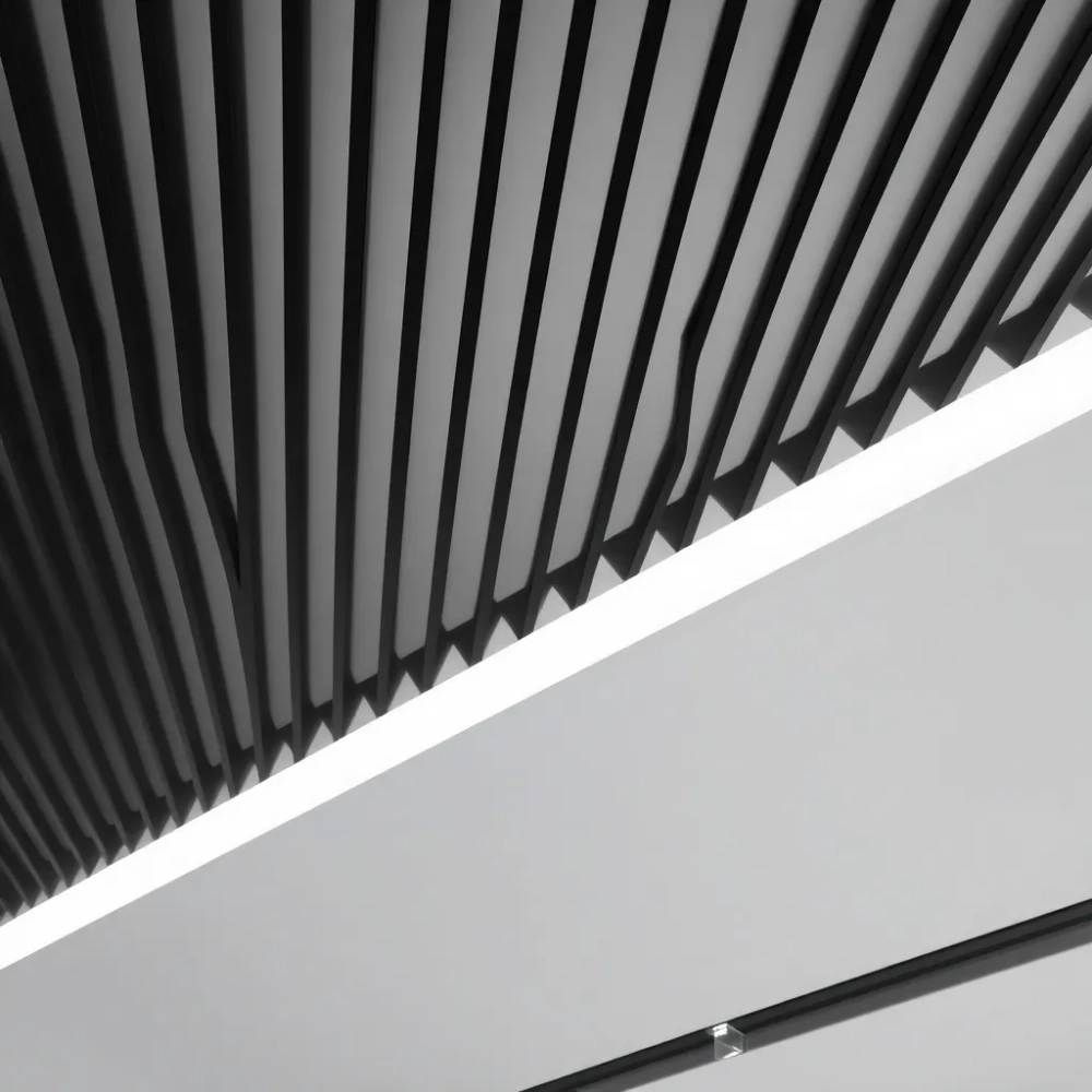 Czarne lamele na suficie