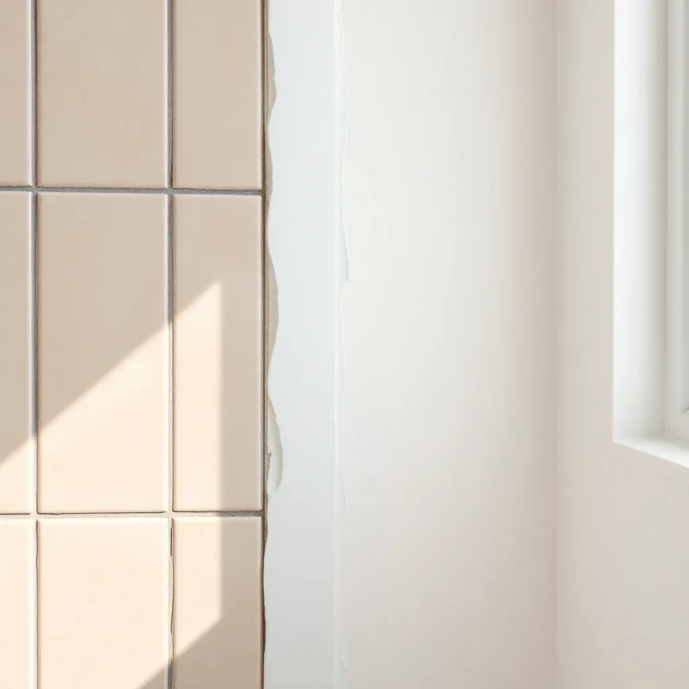 Czy na płytki można położyć tynk