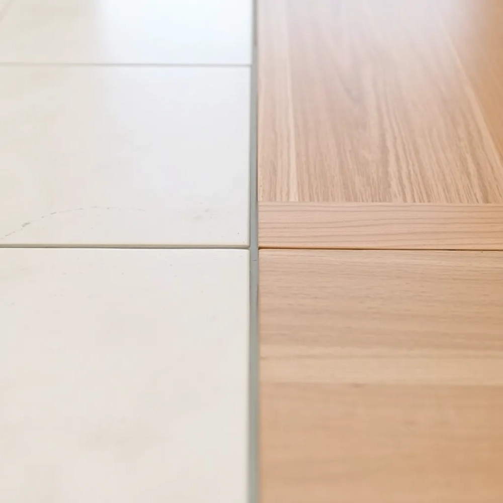 Elastyczną spoiną do łączenia płytek z panelami