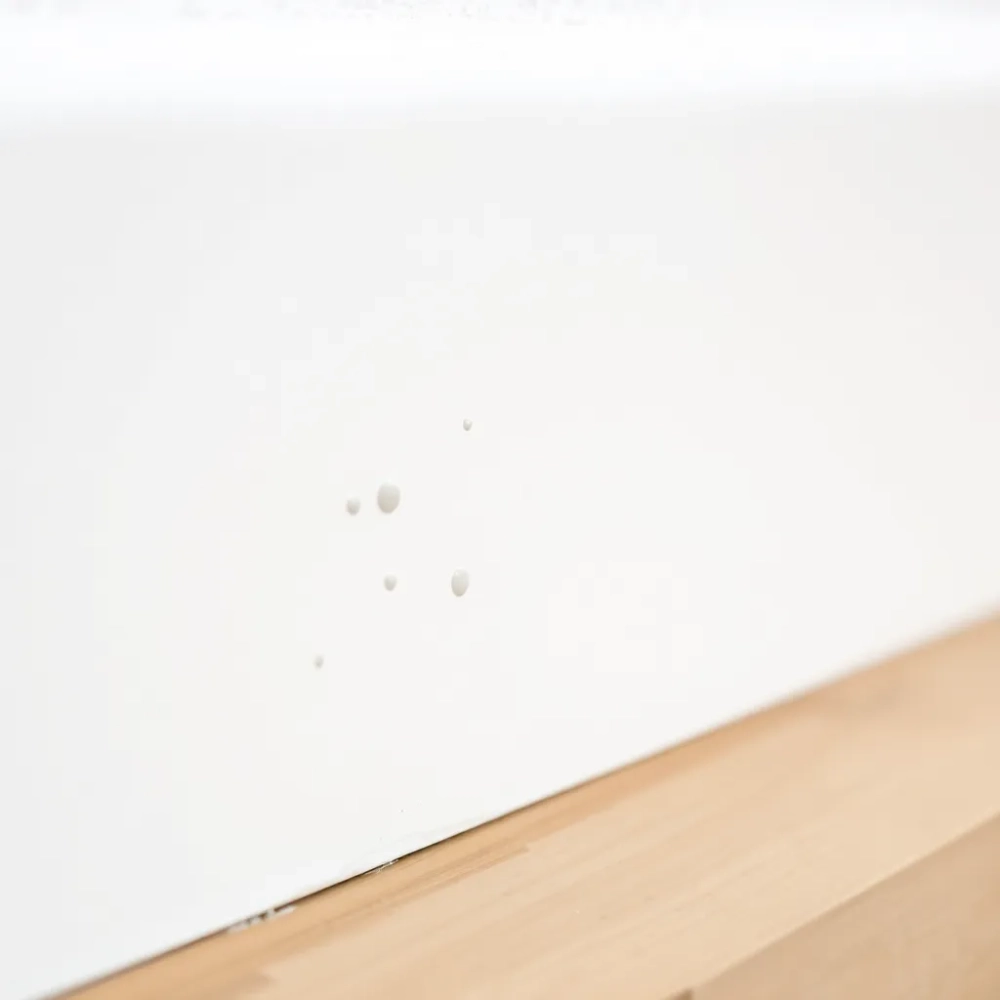 Jak czyścić listwy przypodłogowe z farby