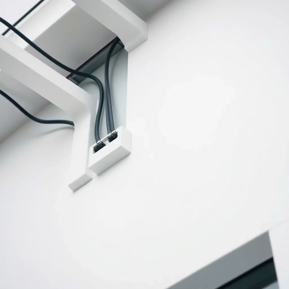 Kable w styropianie na elewacji