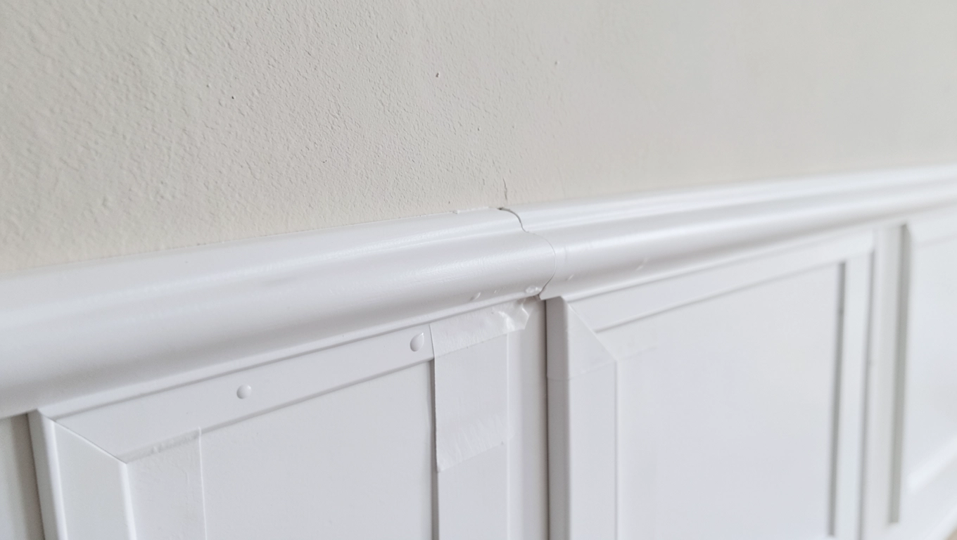 Montaż białej boazerii na ścianie