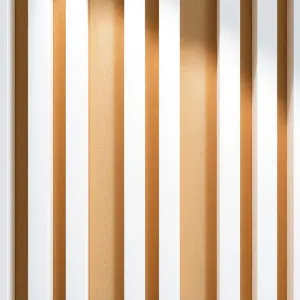 Białe lamele na beżowym filcu