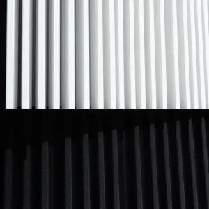 Białe lamele na czarnym filcu