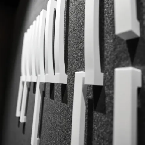 Białe lamele na szarym filcu