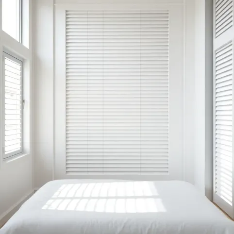 Białe lamele w sypialni