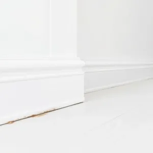 Białe listwy przypodłogowe czy się brudzą