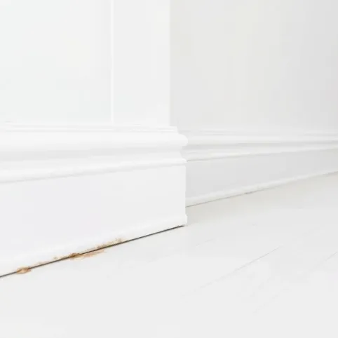 Białe listwy przypodłogowe czy się brudzą