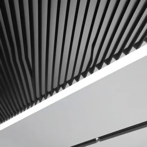 Czarne lamele na suficie