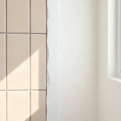 Czy na płytki można położyć tynk