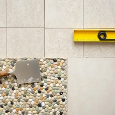 Czy na tynk mozaikowy można kłaść płytki