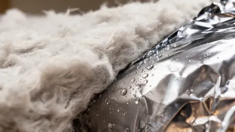 Czy wełna może dotykać folii paroizolacyjnej