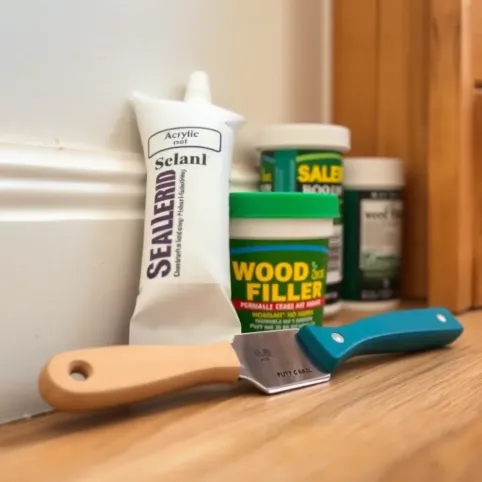 Czym wypełnić szczeliny w listwach przypodłogowych