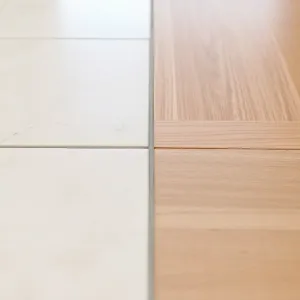 Elastyczną spoiną do łączenia płytek z panelami