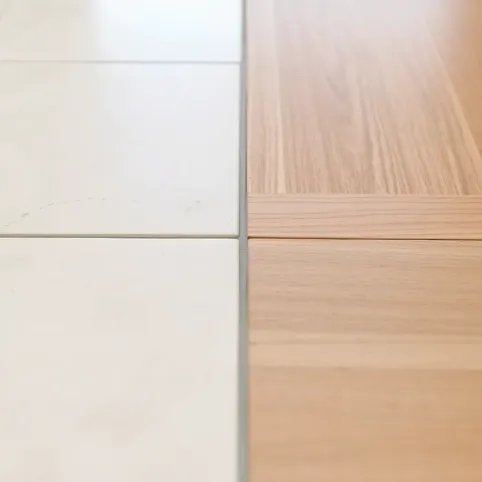 Elastyczną spoiną do łączenia płytek z panelami