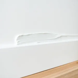 Farba do listew przypodłogowych MDF