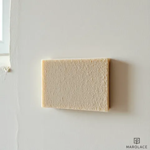 gąbką do zacierania tynku cementowowapiennego