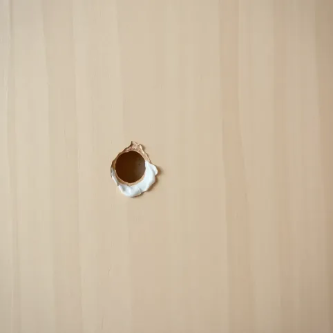 Jak naprawić dziurę w drzwiach MDF