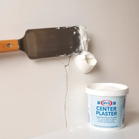 Jak naprawić uszkodzenia tynku