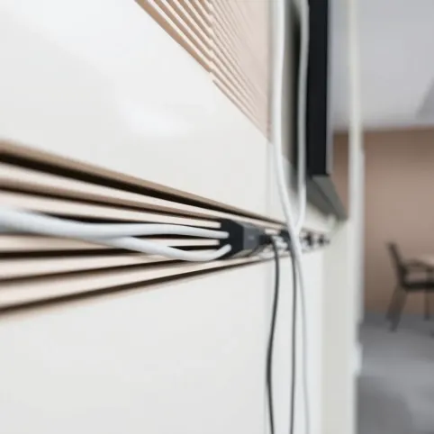 Jak ukryć kable pod lamelami