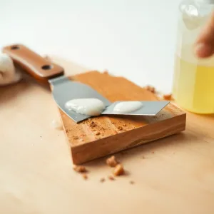 Jak usunąć klej montażowy z paneli