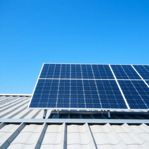 Jaki kąt paneli na dachu płaskim