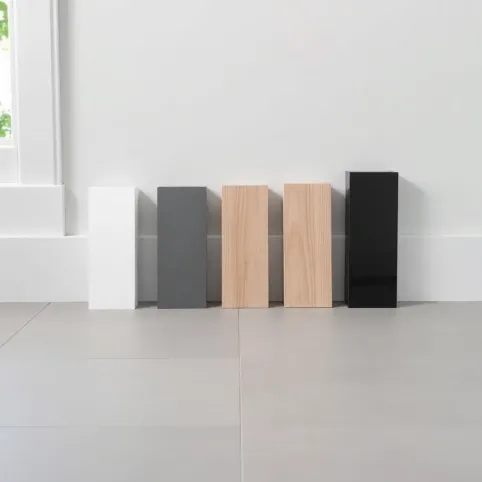 Jakie listwy przypodłogowe do szarych płytek