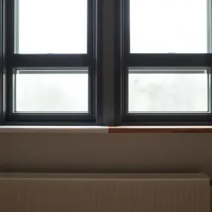 Jakie parapety wewnętrzne do ciemnych okien