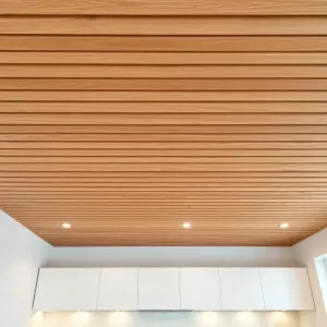 Lamele na suficie w kuchni