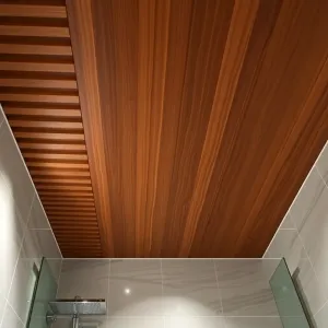 Lamele na suficie w łazience