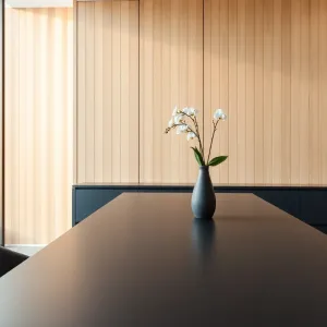 Lamele w kuchni przy stole