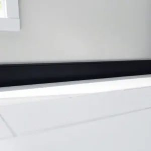 Listwa przypodłogowa do łazienki czarna