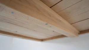 montaż boazerii na suficie
