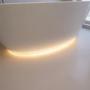 Montaż listwy LED pod wanną