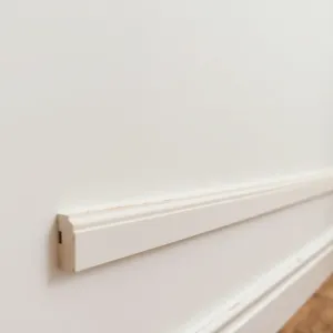 Montaż listwy MDF na krzywe ściany