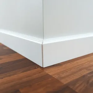 Montaż listwy podłogowej