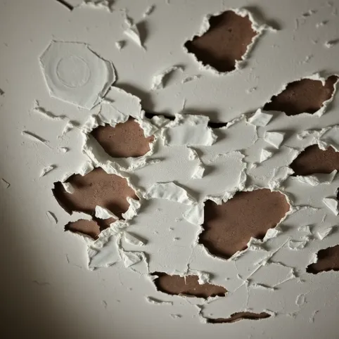 Odparzony tynk na suficie