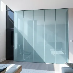 Panele szklane na ścianę w salonie