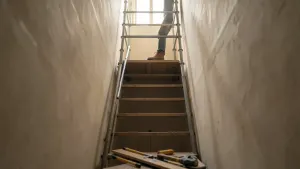 jak ustawić rusztowanie na schodach